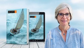 Fotomontage vor hellblauem Hintergrund: Rechts lächelt Pastorin Ute Armbruster-Stephan mit kurzem grauem Haar, Brille und hellblauer Bluse. Links stehen Buch und Tablet mit dem Cover von »Wort für heute 2027«: ein Segelboot in hohen Wellen.