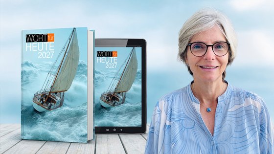 Fotomontage vor hellblauem Hintergrund: Rechts lächelt Pastorin Ute Armbruster-Stephan mit kurzem grauem Haar, Brille und hellblauer Bluse. Links stehen Buch und Tablet mit dem Cover von »Wort für heute 2027«: ein Segelboot in hohen Wellen.
