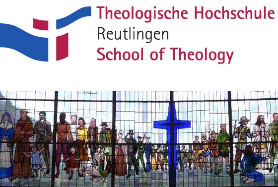 Ein Kirchenfenster mit Personen der Kirchengeschichte ist Blickfang der Einladung zum Reformations-Studientag der THR