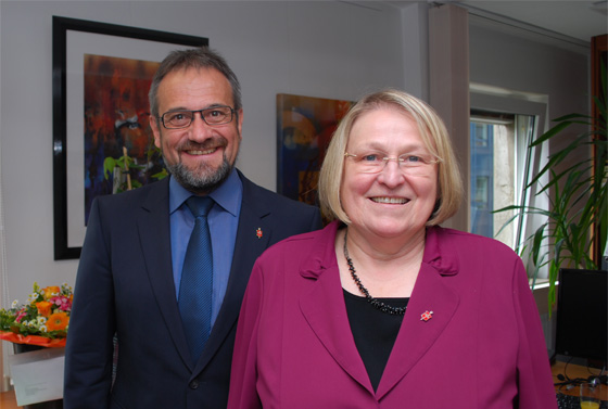Amtsübergabe in den Räumlichkeiten der Kirchenkanzlei in Frankfurt am Main: Bischof Harald Rückert und seine Amtsvorgängerin Bischöfin Rosemarie Wenner Amtsübergabe in den Räumlichkeiten der Kirchenkanzlei in Frankfurt am Main: Bischof Harald Rückert und seine Amtsvorgängerin Bischöfin Rosemarie Wenner