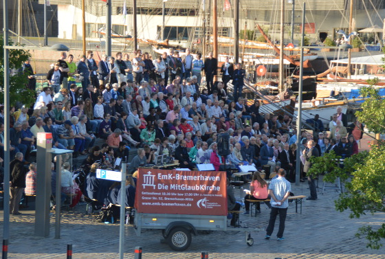 Zum Auftakt »nach draußen«. Die EmK-Bremerhaven feiert die Eröffnung der Norddeutschen Jährlichen Konferenz wie einige der eigenen Gottesdienste: open air. Zum Auftakt »nach draußen«. Die EmK-Bremerhaven feiert die Eröffnung der Norddeutschen Jährlichen Konferenz wie einige der eigenen Gottesdienste: open air.