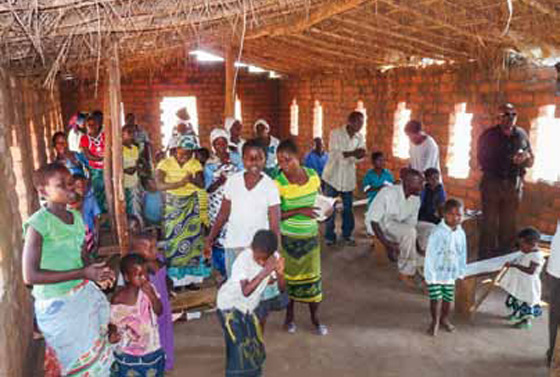 Gottesdienst in Malawi: Lachen und Tanzen gehören dazu.