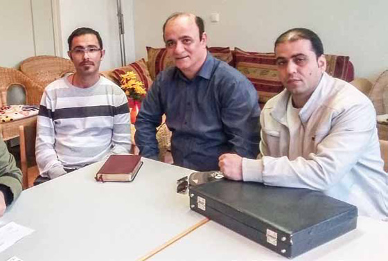 Katrina, Farhad, Pastor Bayat Egli und Mostafa beim Bibelstudium