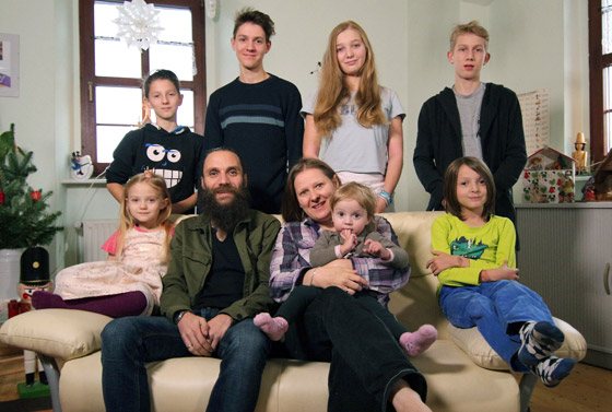 Matthias und Sandra Zieboll mit ihren sieben Kindern sind die Hauptakteure der MDR-Sendereihe »Adventsgeflüster«.