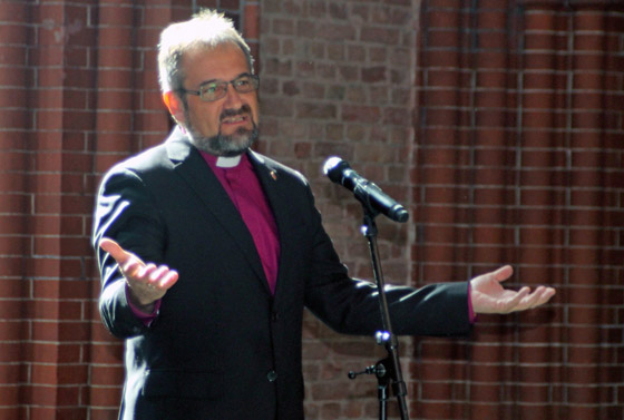 »Wo seid ihr aufgebrochen?«, fragt Bischof Harald Rückert die Konferenzgemeinde der NJK und gibt das Mikrofon frei für Erzählungen vom Aufbrechen.