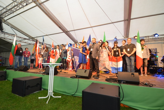 Internationales Fahnenmeer – damit stellten sich die Gäste aller am Europäischen Methodistischen Festival »Staunen!« teilnehmenden Nationen vor.