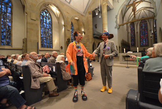 Zum »Aufbrechen« muss man die Kirche verlassen. Das Clown-Duo Annette Heeß und Jörg Danner führte die Predigt des Eröffnungsgottesdienstes clownesk tiefgründig weiter. Zum »Aufbrechen« muss man die Kirche verlassen. Das Clown-Duo Annette Heeß und Jörg Danner führte die Predigt des Eröffnungsgottesdienstes clownesk tiefgründig weiter.