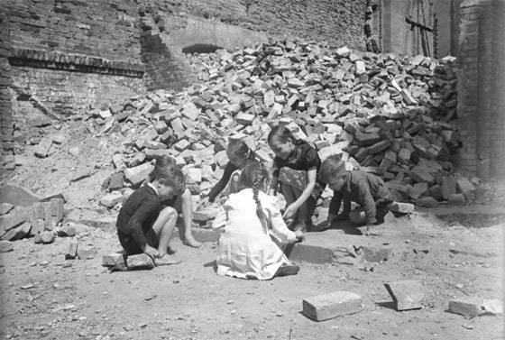 Kinder spielen in Ruinen