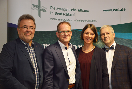 Strahlende Gesichter: Der Hauptvorstand der Deutschen Evangelischen Allianz 