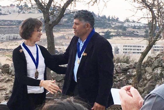 Gillian Kingston, die stellvertretende Vorsitzende des Weltrats Methodistischer Kirchen, überreicht Daoud Nassar den Methodistischen Friedenspreis. 