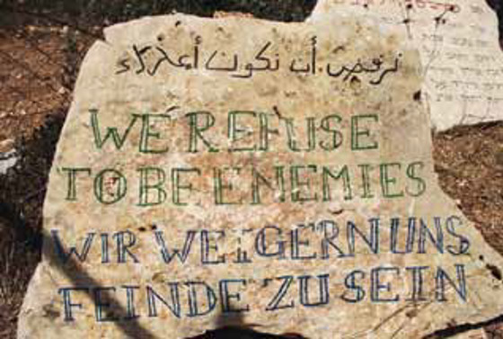 »Wir weigern uns, Feinde zu sein« – der Stein mit dem Leitmotiv von Familie Nassar in drei Sprachen.