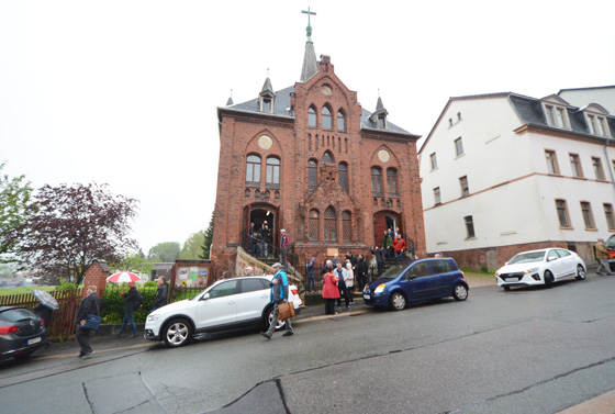 Mitglieder der Ostdeutschen Jährlichen Konferenz beim Verlassen der Kreuzkirche der Evangelisch-methodistischen Kirche in Wilkau-Haßlau