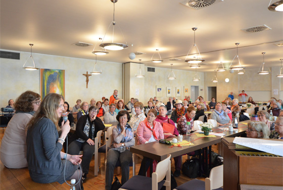 Aufmerksam zuhörende Frauen beim Frauenbegegnungstag der Süddeutschen Jährlichen Konferenz in Öhringen.