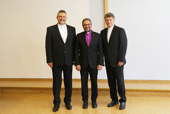 Bischof Harald Rückert, flankiert vom neuen Superintendenten des Distrikts Zwickau, Werner Philipp (links) und seinem Vorgänger, Stephan Ringeis.