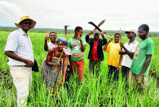 Im Material für die Kirchliche Aktionswoche für Nahrung wird von Missionar John Nday (links im Bild) berichtet. Er leitet das Landwirtschaftsprogramm in Cambine, Mosambik.