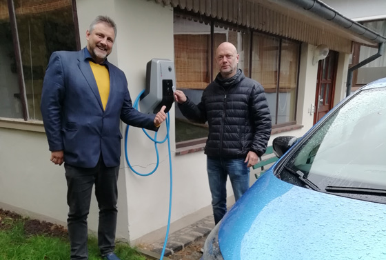 Superintendent Werner Philipp (links) und Büroleiter Thomas Dietrich an der neuen »Wallbox« zum Aufladen von Elektroautos am Konferenzbüro der Ostdeutschen Konferenz.