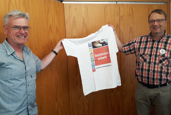 »Stabübergabe mit T-Shirt« - Michael Burkhardt übergibt seinem Nachfolger Jürgen Hofmann die Verantwortung als »Sekretär für die Arbeit mit älteren Generationen«.