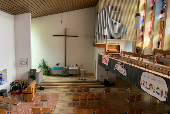 Aus diesem Kirchenraum wird der Deutschlandfunk-Gottesdienst am Sonntag, dem 18. Oktober, übertragen: die Friedenskirche der Evangelisch-methodistischen Kirche in Göppingen.