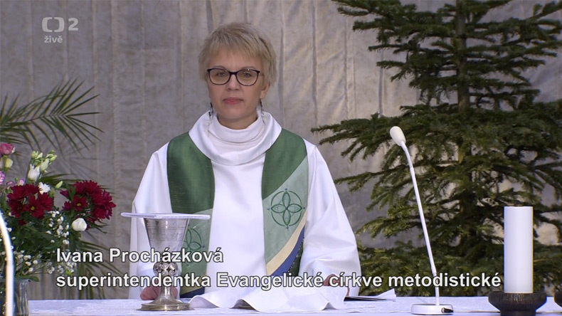 Die neue evangelisch-methodistische Superintendentin in Tschechien, Ivana Procházková, in einer Gottesdienst-Live-Übertragung des Tschechischen Fernsehens aus dem Gemeindezentrum Mutter Teresa in Prag.