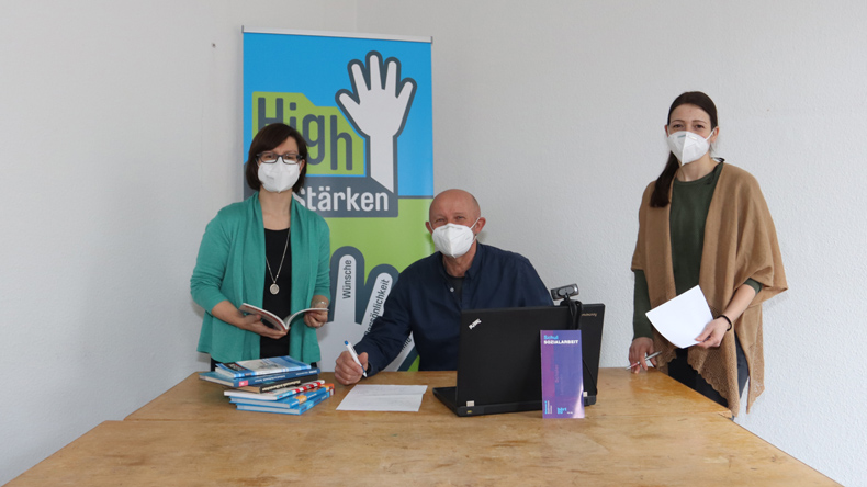 Katrin Posdzich, Elfried Börner und Tina Demmler (v. l.) unterstützen Schüler, die die Pandemie vor Herausforderungen stellt.