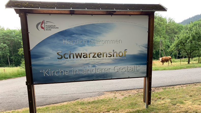 Die Begegnungs- und Bildungsstätte Schwarzenshof als Sitzungsort der Ostdeutschen Jährlichen Konferenz wirbt mit dem Slogan »Kirche in anderer Gestalt«. 