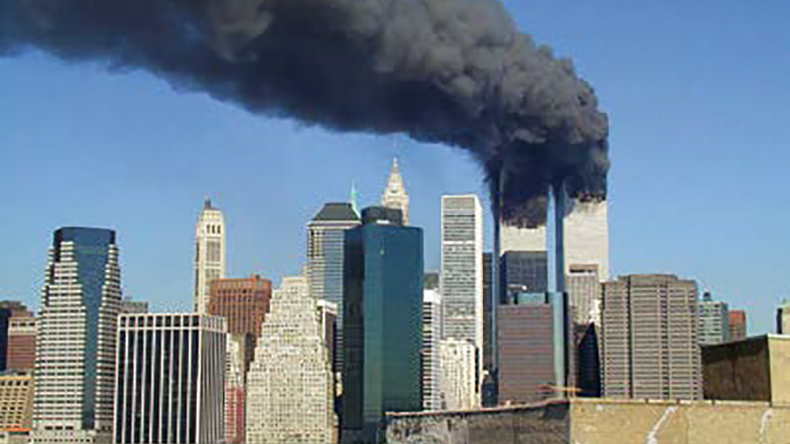Rauchschwaden steigen aus den Türmen des World Trade Centers in Lower Manhattan, New York City, auf.
