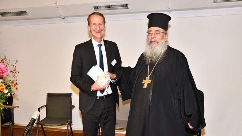 Erzpriester Radu Constantin Miron (rechts), der Vorsitzende der Arbeitsgemeinschaft Christlicher Kirchen (ACK), gratuliert Präses Ansgar Hörsting anlässlich der Aufnahme in die Vollmitgliedschaft der ACK.