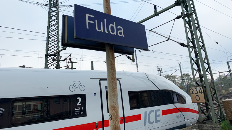 Das in Osthessen gelegene Fulda ist für Reisende in Deutschland aus allen Richtungen vergleichsweise gut und schnell erreichbar.