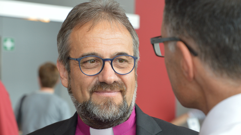 Bischof Harald Rückert nimmt viele Gelegenheiten zum Gespräch wahr. Jüngst sprach er mit Menschen unterschiedlicher sexueller Identitäten.