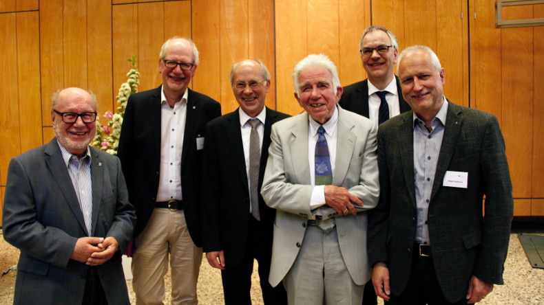 Premiere beim Festakt zum Rektorenwechsel an der Theologischen Hochschule Reutlingen: zum Neurektor Christof Voigt (zweiter von rechts) und dessen Vorgänger Dr. Roland Gebauer (dritter von links) gesellten sich vier Altrektoren.