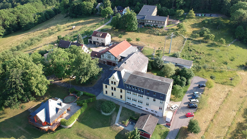 Die Drohnenaufnahme zeigt das große Anwesen des im Thüringer Wald gelegenen Begegnungs- und Bildungszentrums Schwarzenshof.