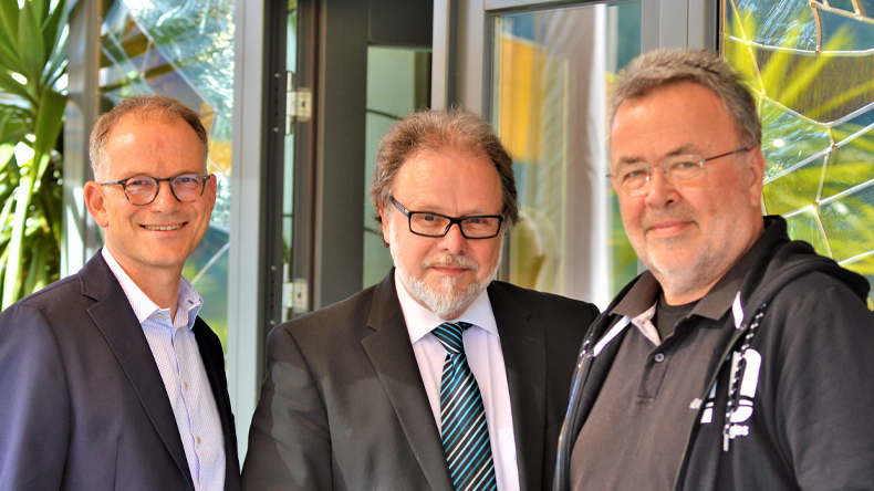 Die Doppelspitze der Evangelischen Allianz in Deutschland ab Januar 2023: Dr. Reinhard Schink (links) und Frank Heinrich (Mitte). Rechts der Ende des Jahres in den Ruhestand wechselnde bisherige Erste Vorsitzende Ekkehard Vetter.