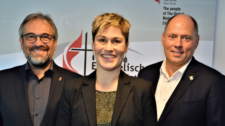 Denise Courbain wurde von Bischof Harald Rückert (links) als Referentin für diakonische und gesellschaftspolitische Verantwortung verabschiedet.