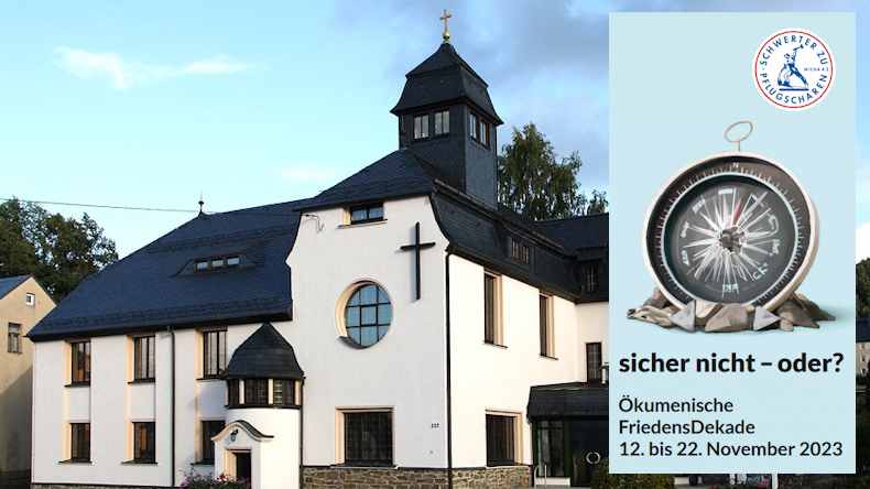 Das abgebildete Gebäude der Evangelisch-methodistischen Kirche in Crottendorf ist weiß, mit Schiefer gedeckt und hat einen kleinen Turm. Rechts im Bild ist die Grafik der Friedensdekade eingebettet: ein Kompass und das Logo »Schwerter zu Pflugscharen«.