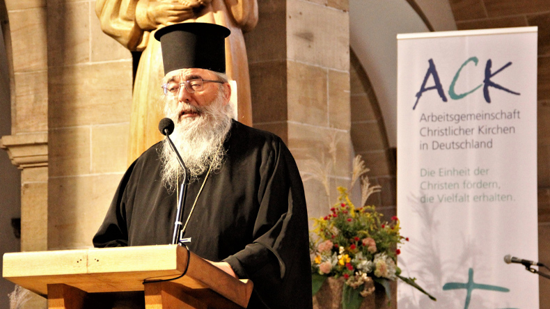 Der damalige ACK-Vorsitzende Erzpriester Radu Constantin Miron spricht beim Festakt zum 75-jährigen Jubiläum der ACK Deutschland am 21. März 2023 im Magdeburger Dom. Erzpriester Radu Constantin Miron spricht in schwarzer orthodoxer Amtstracht an einem Rednerpult. Neben ihm steht ein Banner der ACK Deutschland; das Foto entstand beim Festakt zum 75-jährigen ACK-Jubiläum in Magdeburg.